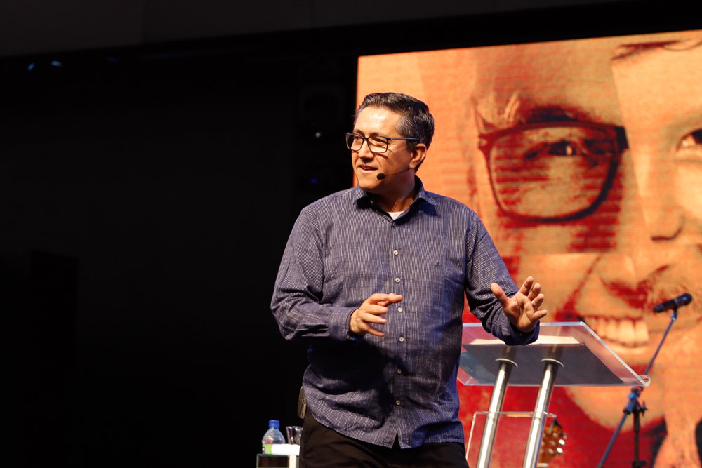 Noite de aprendizado sobre o poder das palavras no Culto da Família