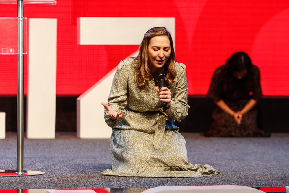 Juliana Borba durante o Culto de Celebração