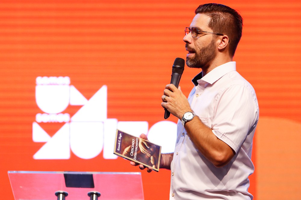 Pr. Thiago Borba, dirigente do culto