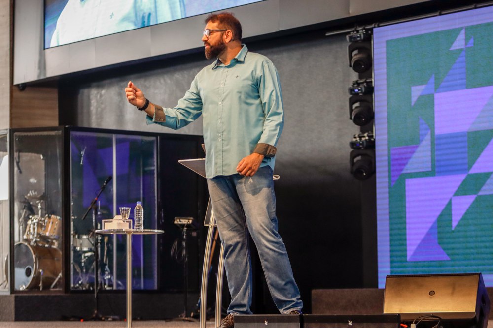 Guilherme Diniz ministrando sobre família.