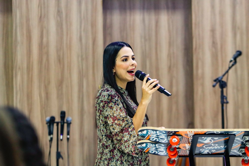 Marina Neves ministrando aos adolescentes