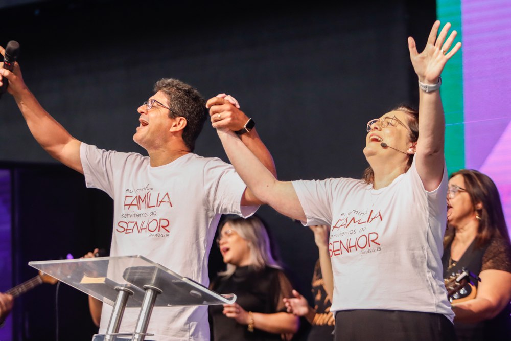 Fabrício e Kivania ministrando às famílias