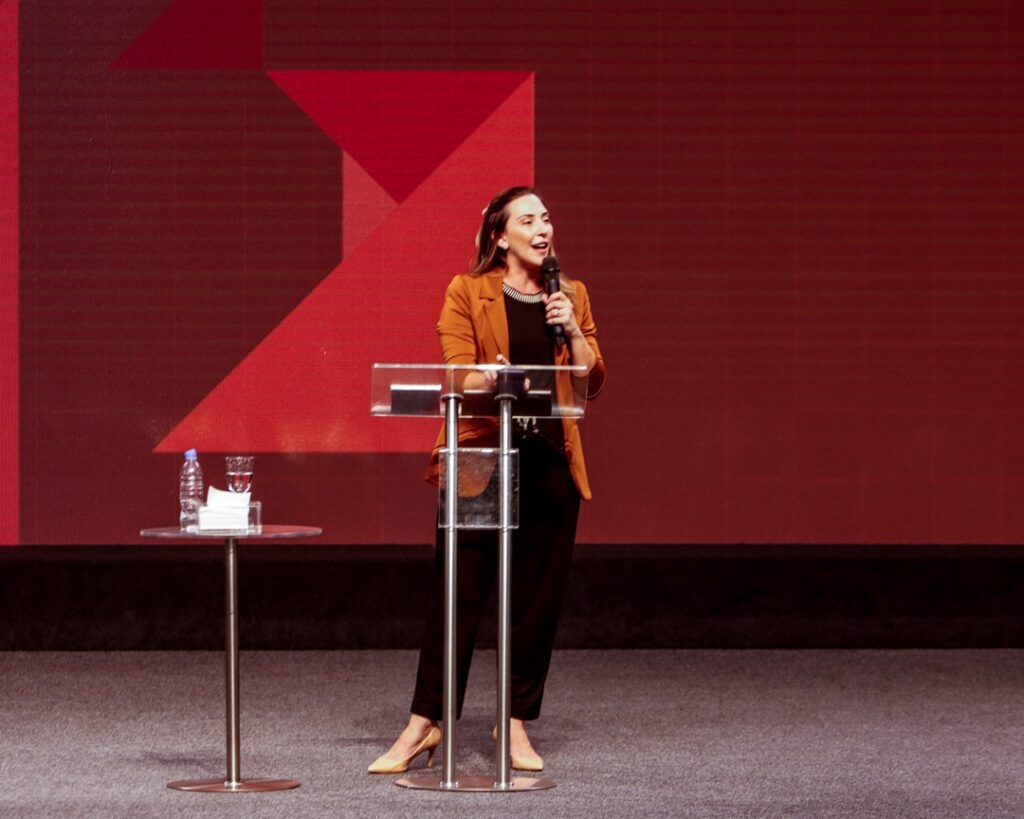 Juliana Borba ministrando