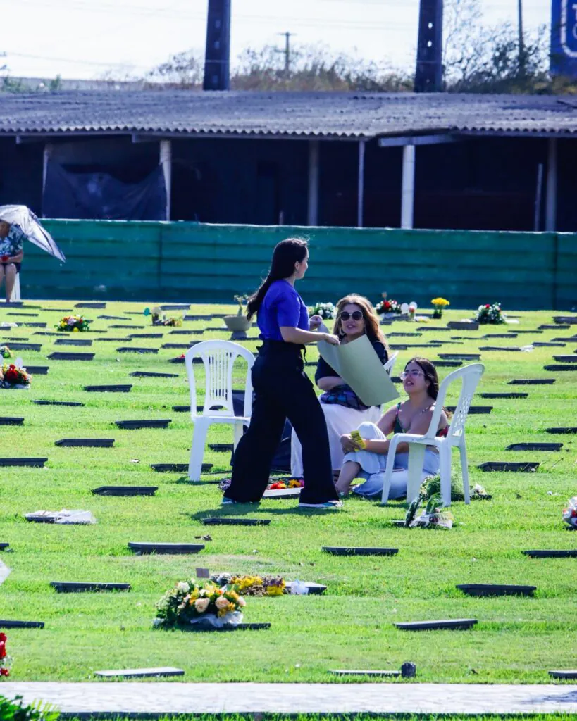 Membros da Sede realizaram evangelismo no Dia de Finados