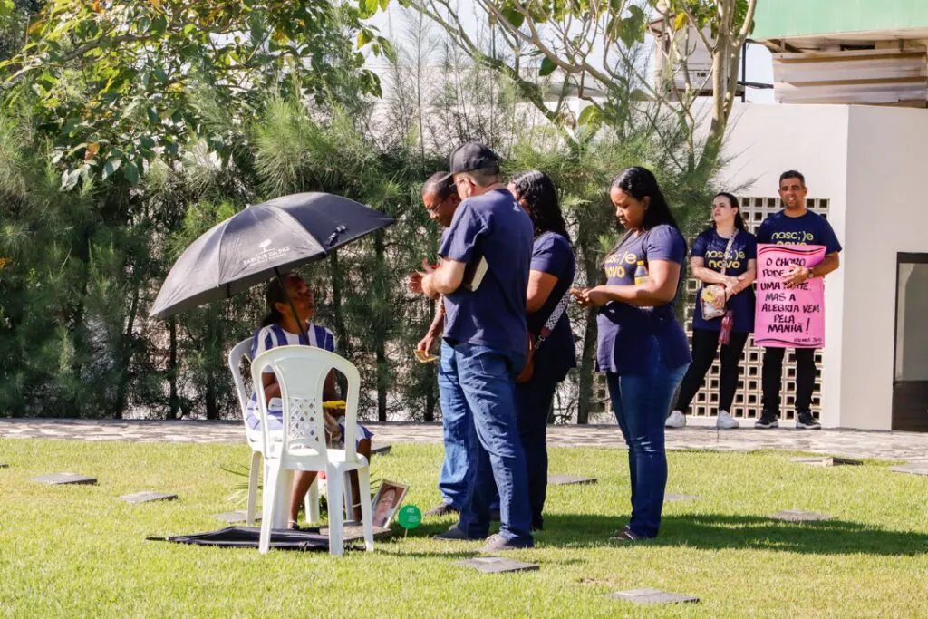 Membros da Sede realizaram evangelismo no Dia de Finados
