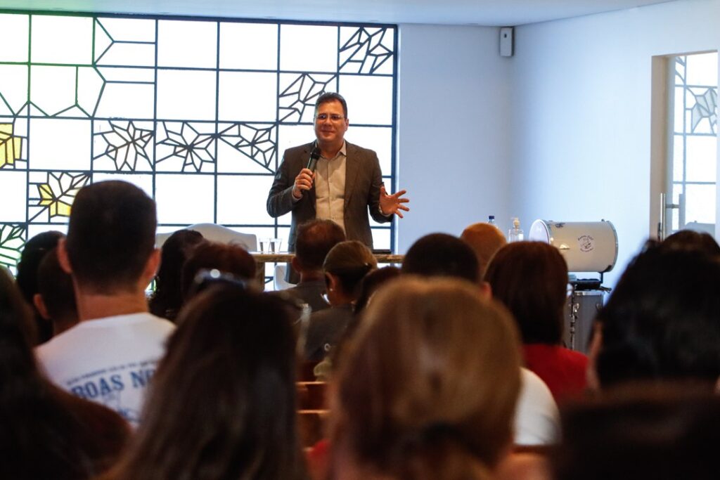 Membros da Sede realizaram evangelismo no Dia de Finados