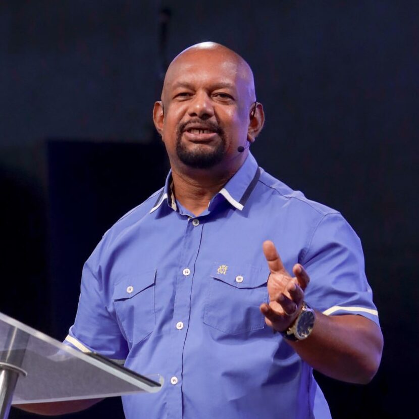 Pare de pedir cura! Por que ainda pedimos o que já temos em Cristo? - Moacir Amarante