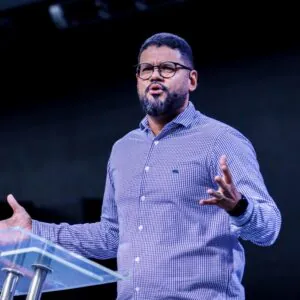 A Bíblia além da letra: informação não transforma, revelação sim - Marconi Raulino