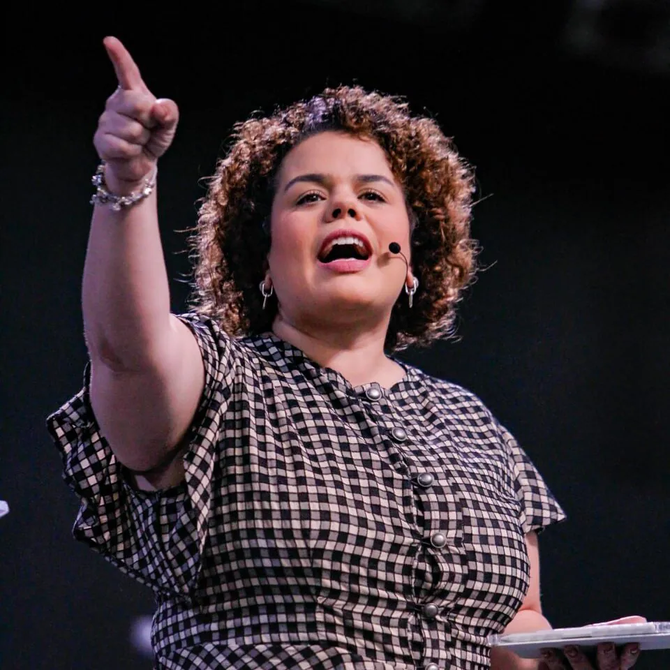 Você carrega o DNA de Deus: tudo o que você precisa vem da sua filiação com o Pai - Manuelle Frota