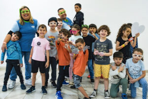 Líderes do DI da Sede servem às crianças no Sudeste