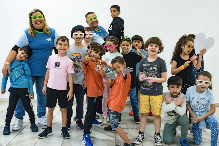 Líderes do DI da Sede servem às crianças no Sudeste